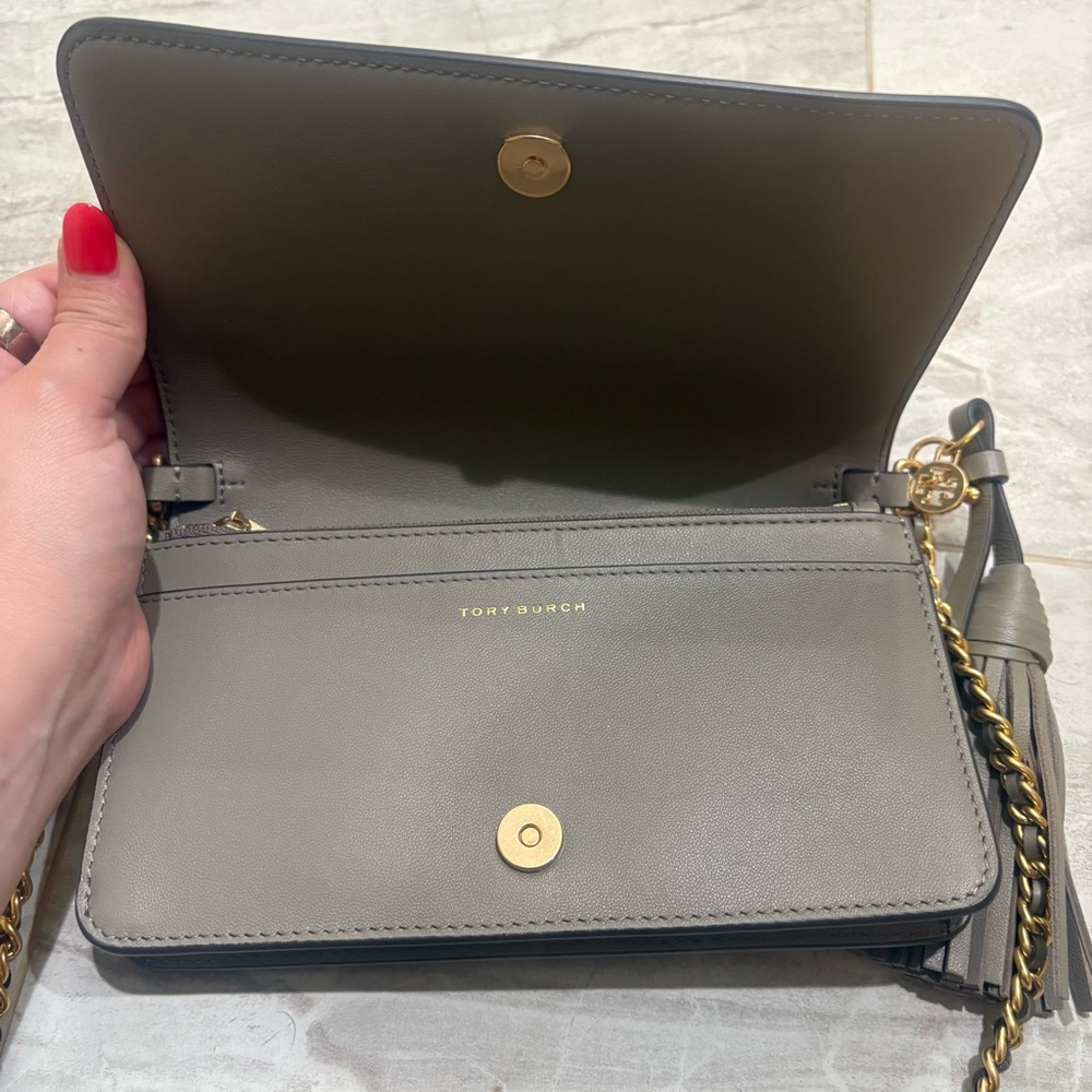Tory Burch Taupe Quilted Leather Crossbody EUC - Picture 8 of 13